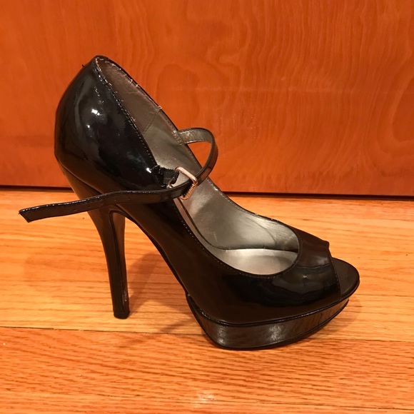 Guess Brand peep-toe black patent heels - Picture 2 of 5